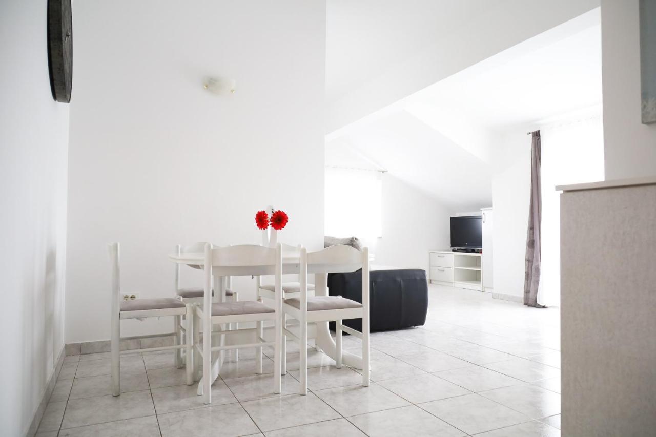 The Florens Residence Near The Beach With The Pool, Bbq And Kids Playground, Zadar Diklo Zewnętrze zdjęcie